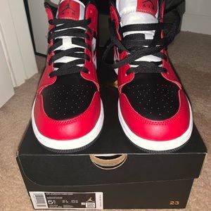Air Jordan 1 Mid (GS) Size 5.5 BRAND NEW